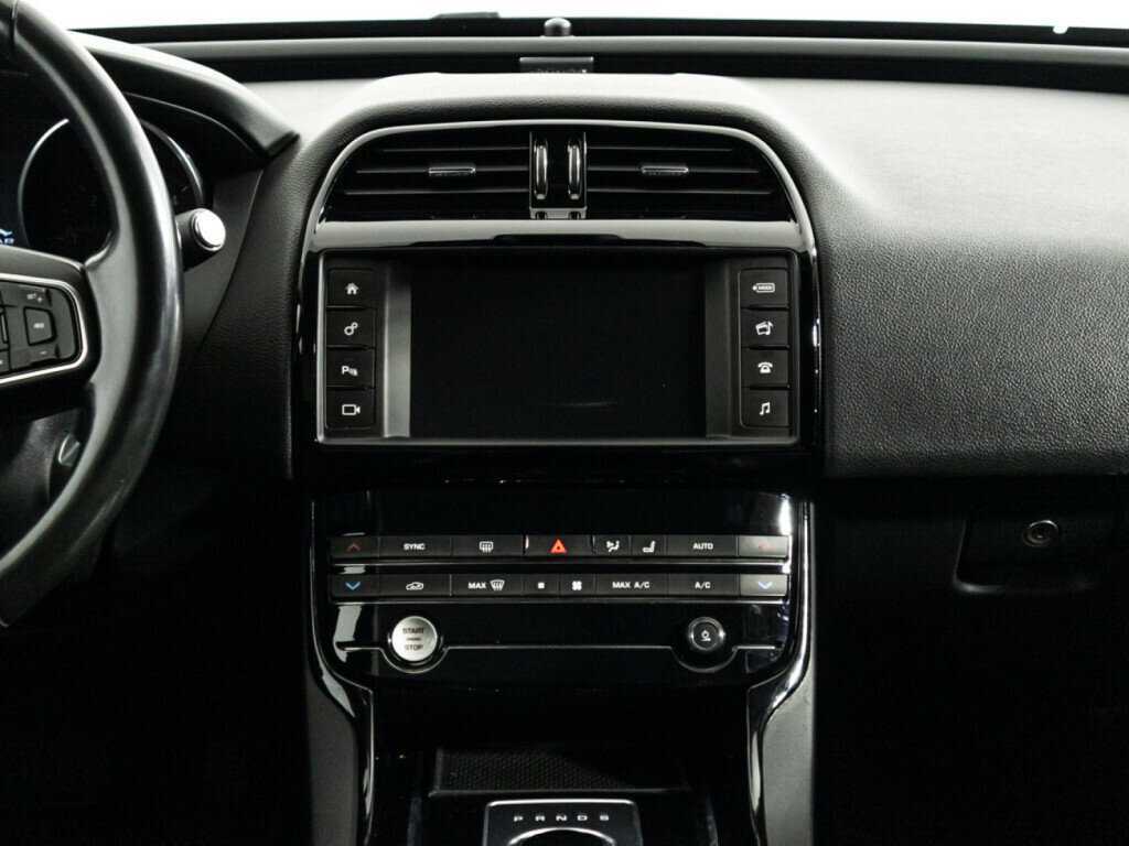 Jaguar XE с пробегом — 2017 год. Фото: #13