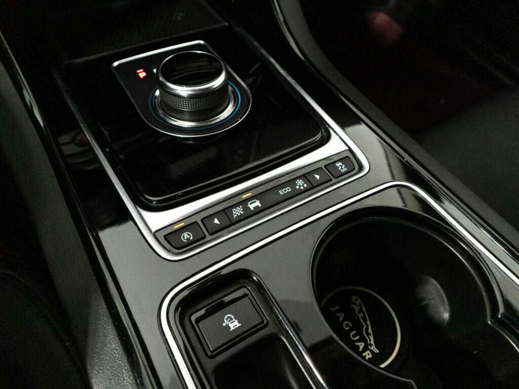 Jaguar XE с пробегом — 2017 год. Фото: #16