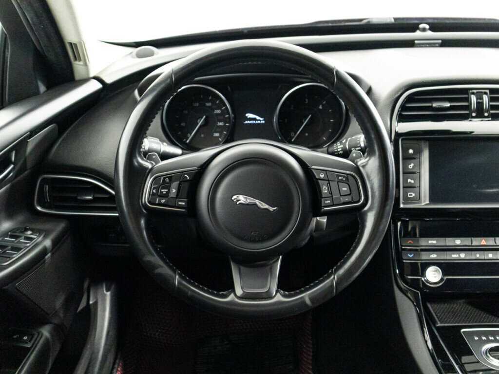 Jaguar XE с пробегом — 2017 год. Фото: #17