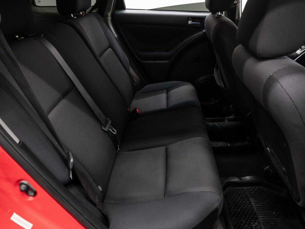 Toyota Matrix с пробегом — 2002 год. Фото: #9