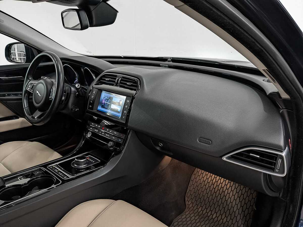Jaguar XE с пробегом — 2017 год. Фото: #10