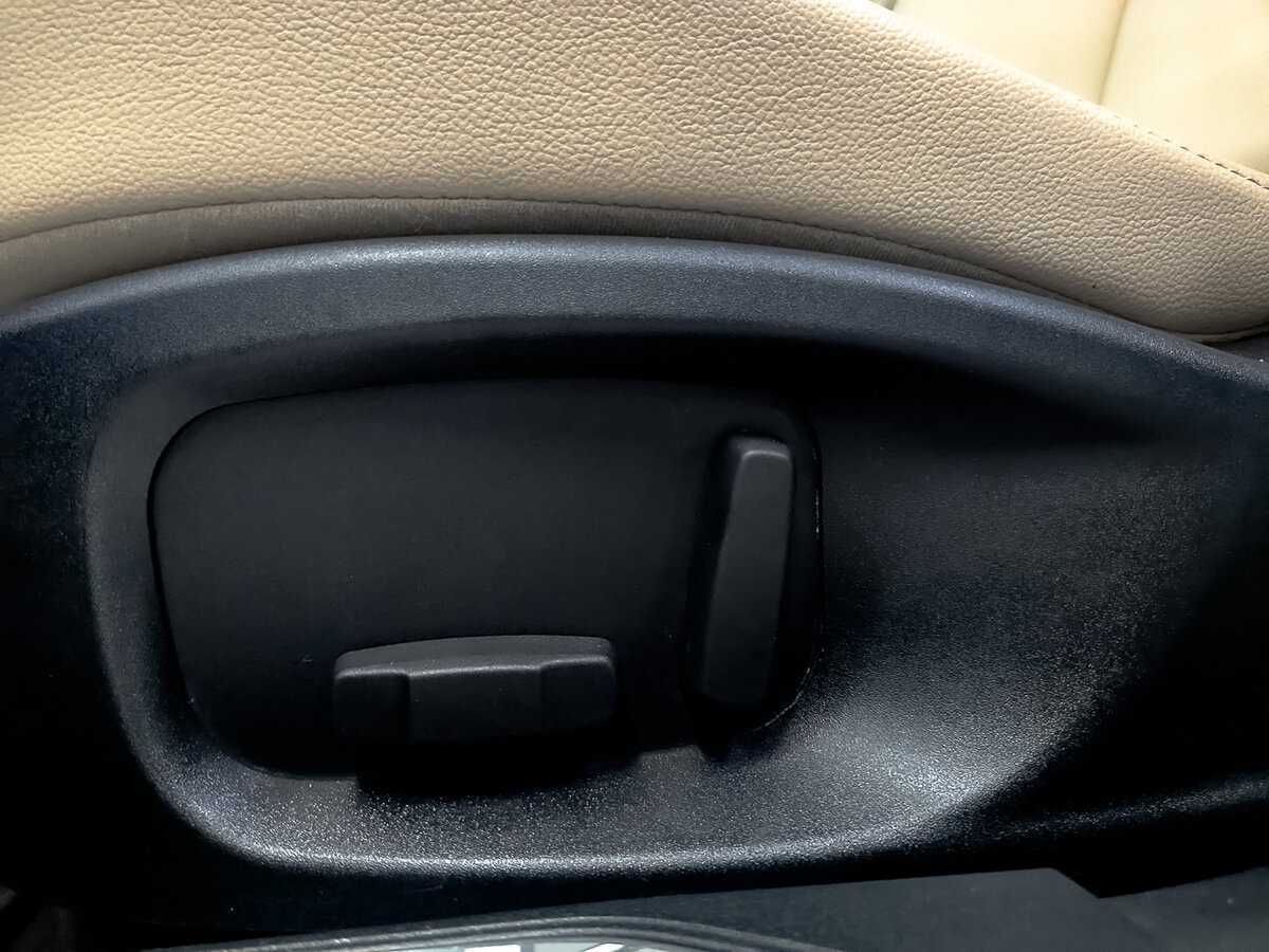 Jaguar XE с пробегом — 2017 год. Фото: #24