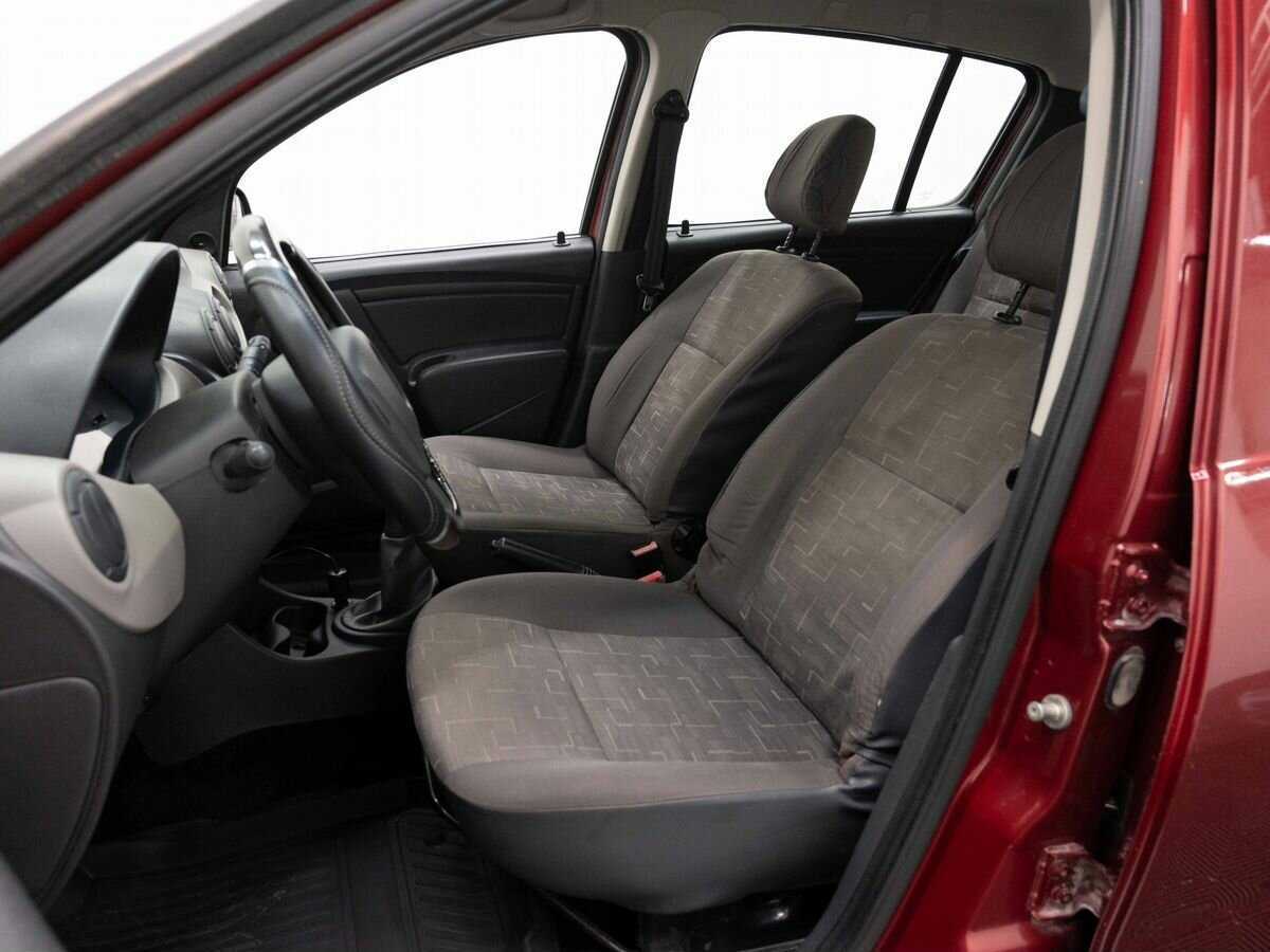 Renault Sandero с пробегом — 2011 год. Фото: #8