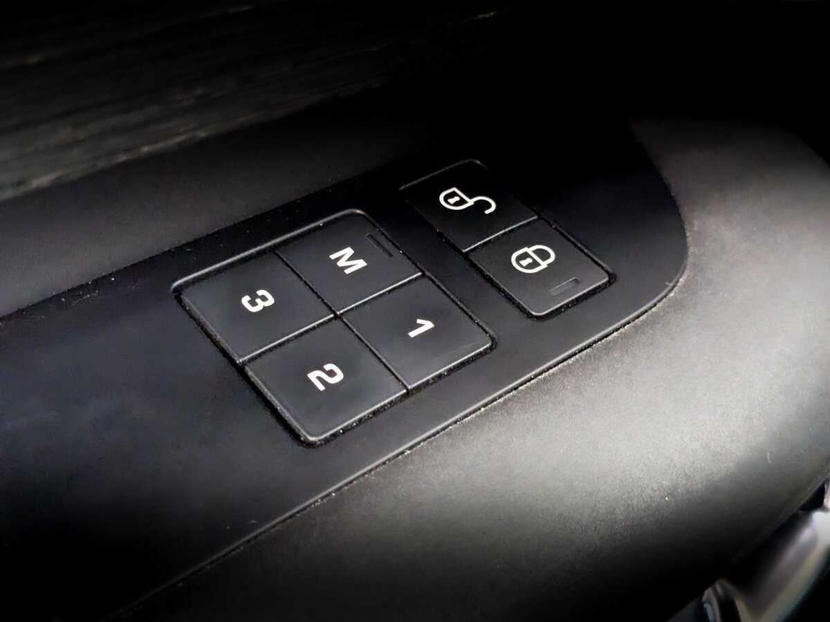 Land Rover Discovery с пробегом — 2018 год. Фото: #28