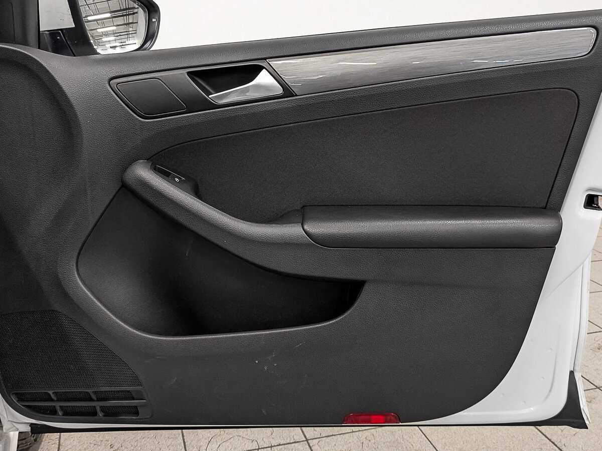 Volkswagen Jetta с пробегом — 2016 год. Фото: #24
