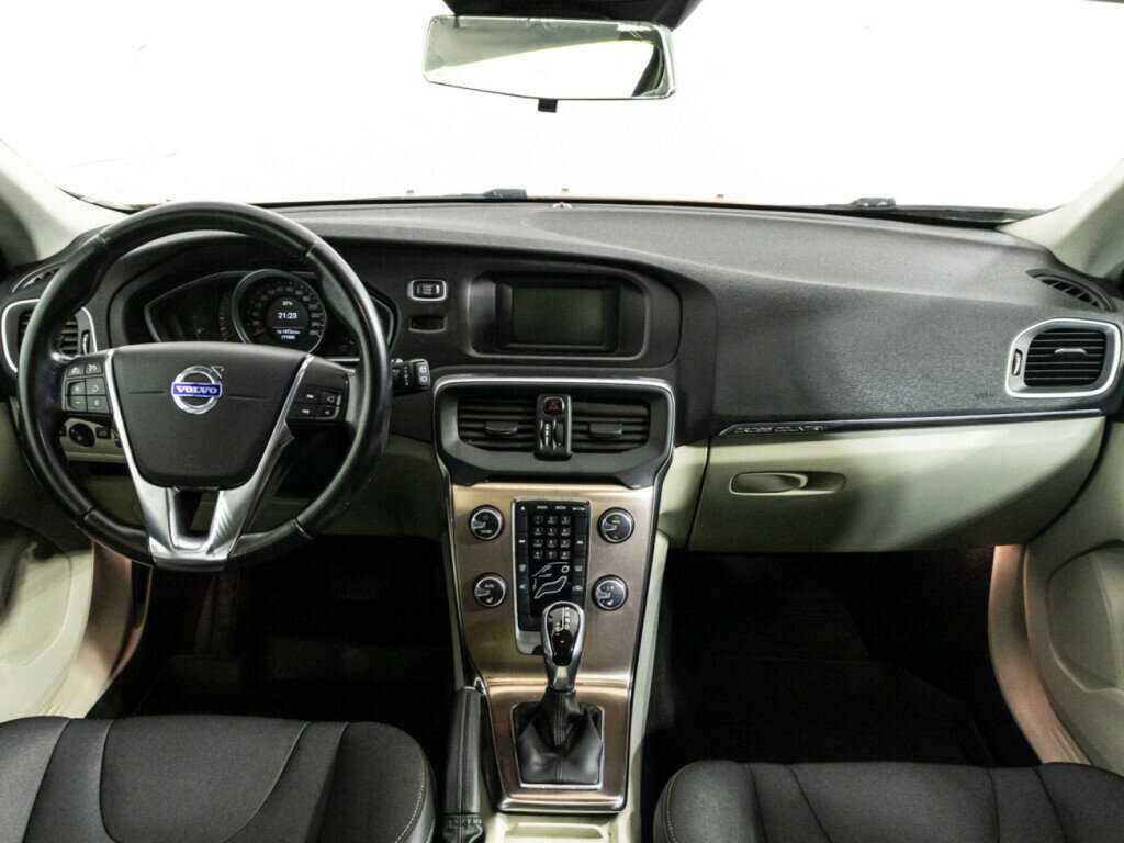 Volvo V40 Cross Country с пробегом — 2014 год. Фото: #12