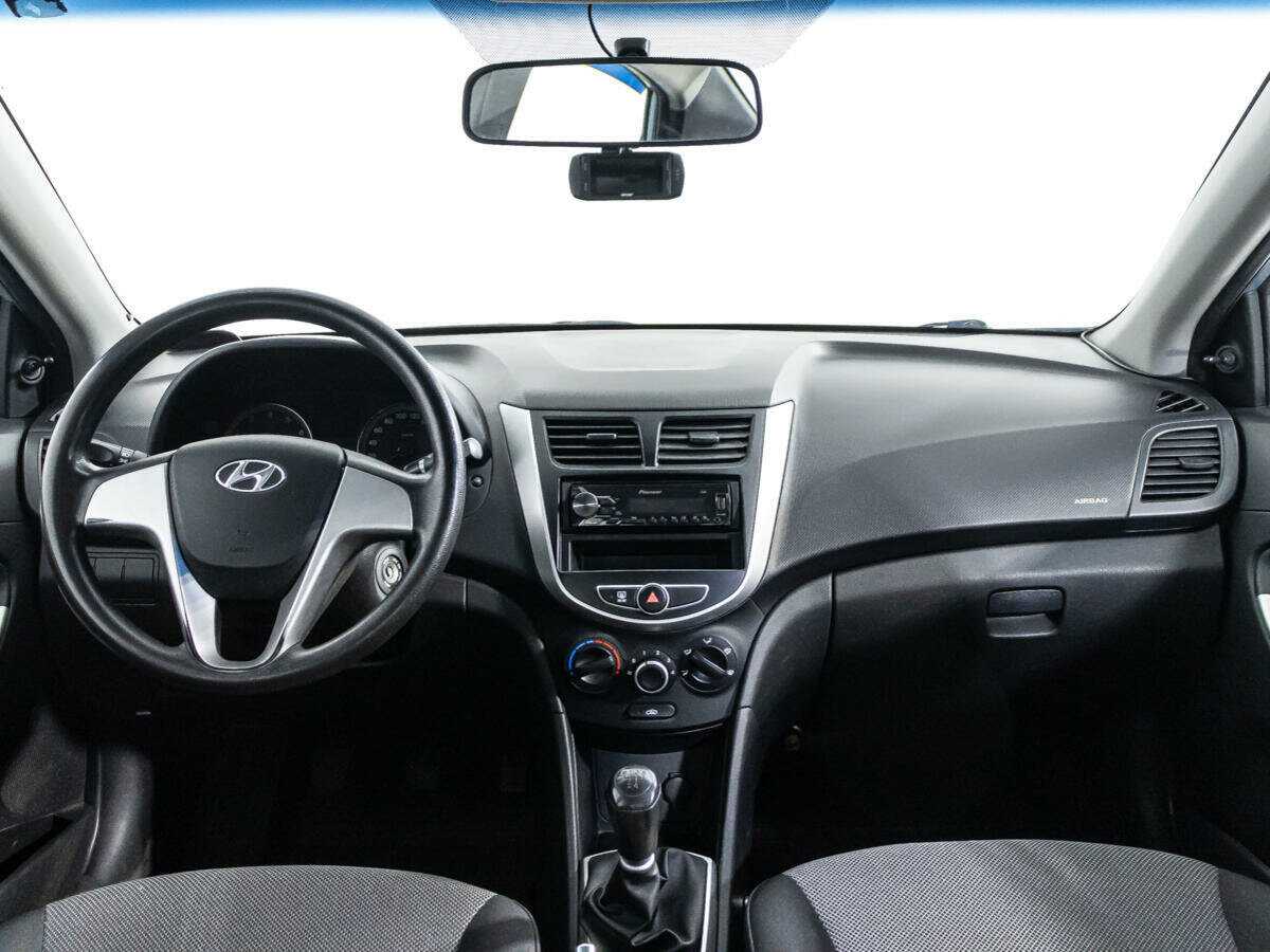 Hyundai Solaris с пробегом — 2011 год. Фото: #12