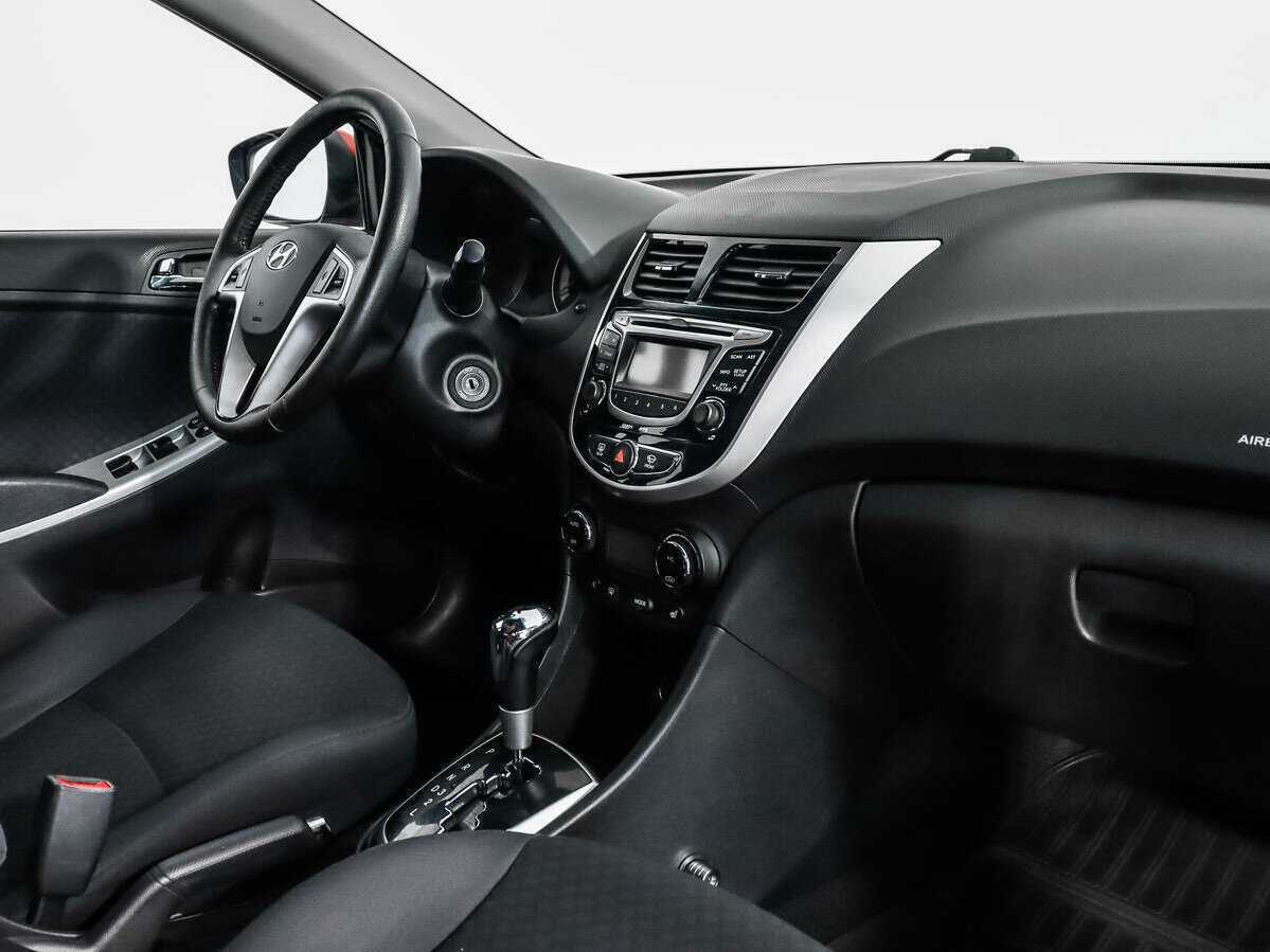 Hyundai Solaris с пробегом — 2012 год. Фото: #10