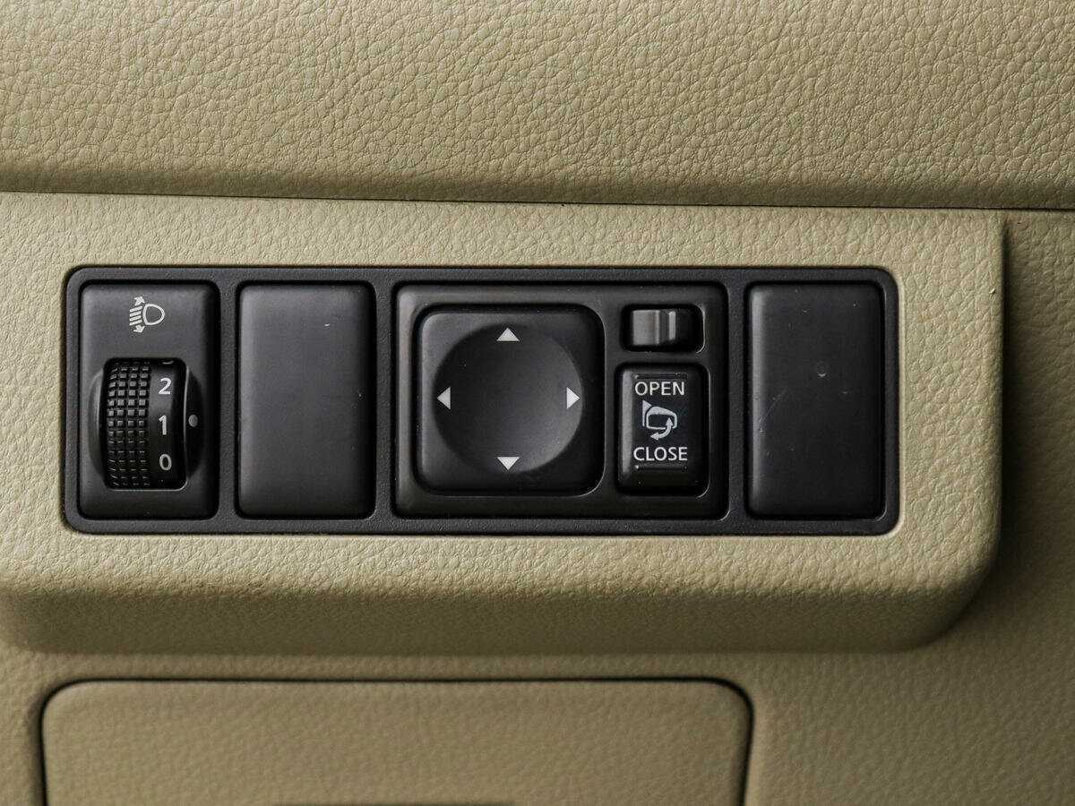 Nissan Tiida с пробегом — 2008 год. Фото: #10