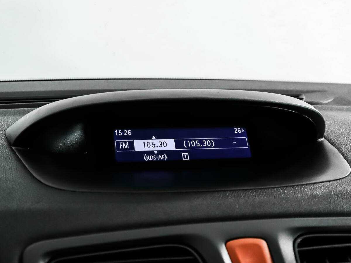 Renault Fluence с пробегом — 2011 год. Фото: #14