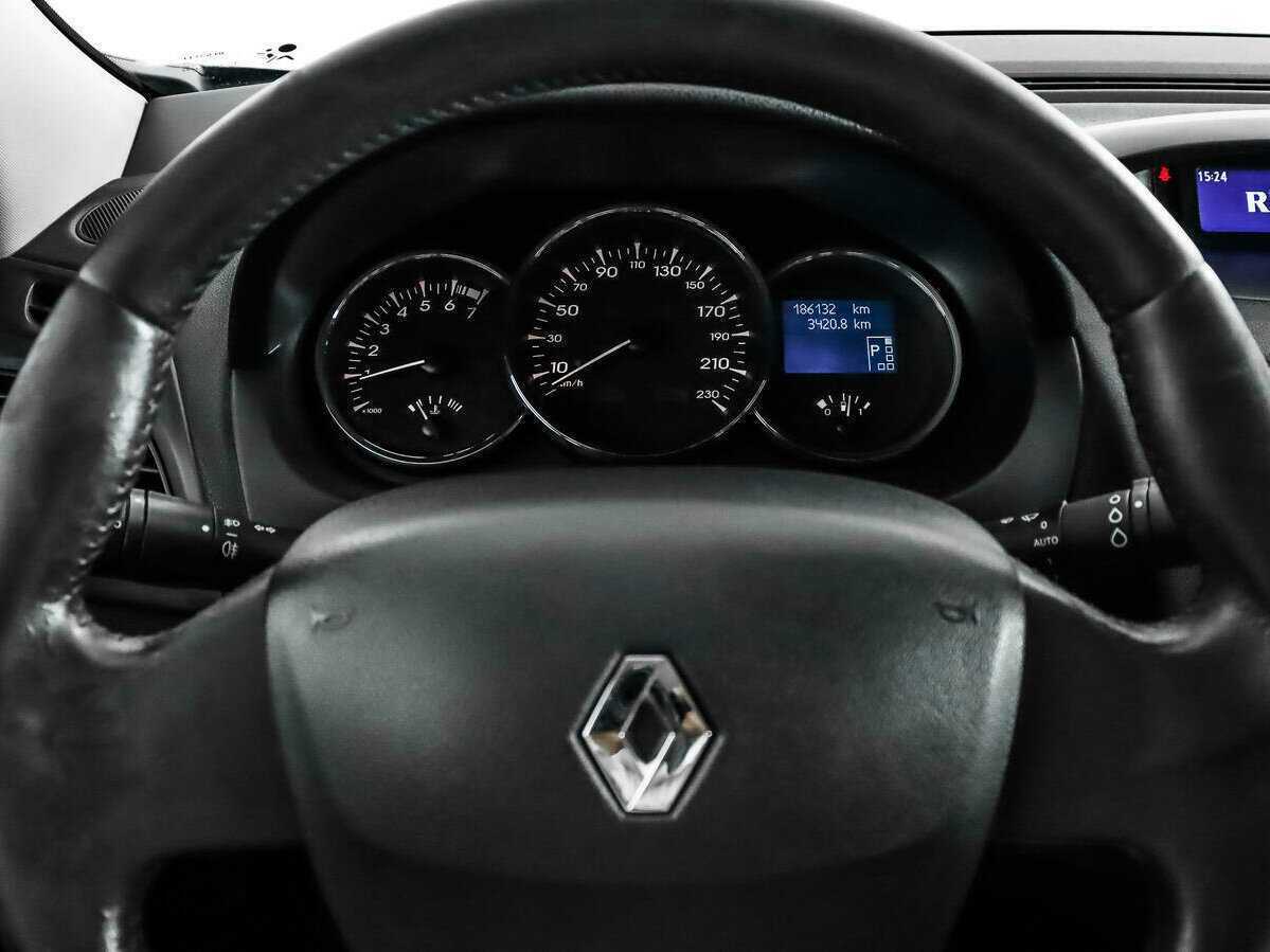 Renault Fluence с пробегом — 2011 год. Фото: #17