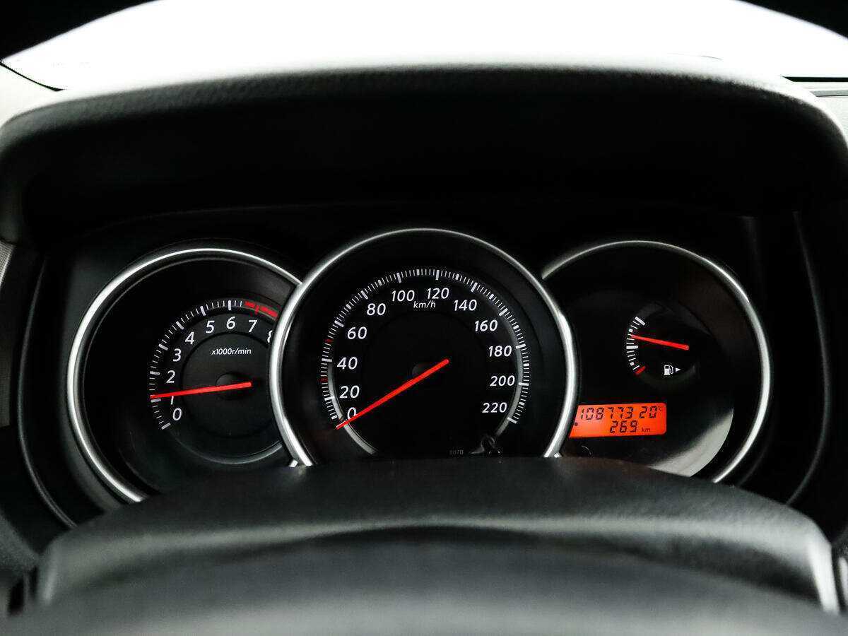 Nissan Tiida с пробегом — 2011 год. Фото: #8