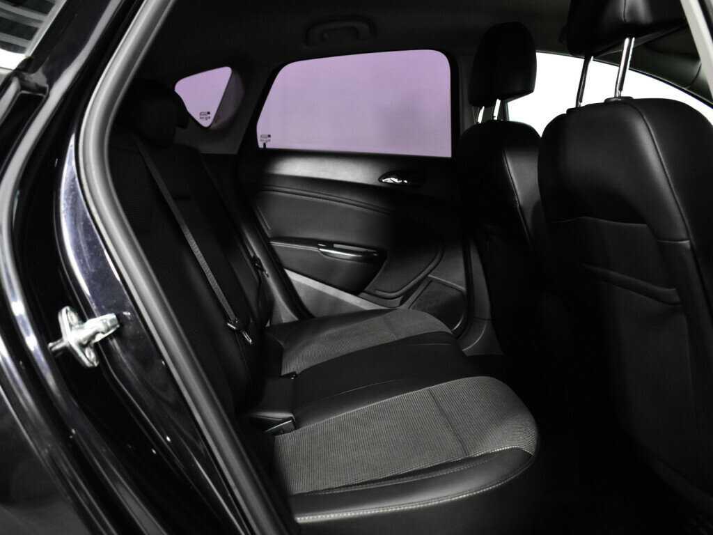 Opel Astra с пробегом — 2011 год. Фото: #9