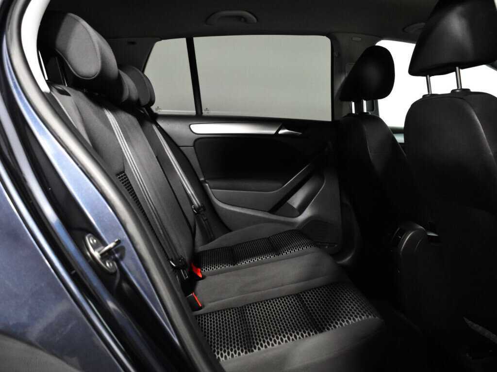 Volkswagen Golf с пробегом — 2011 год. Фото: #9