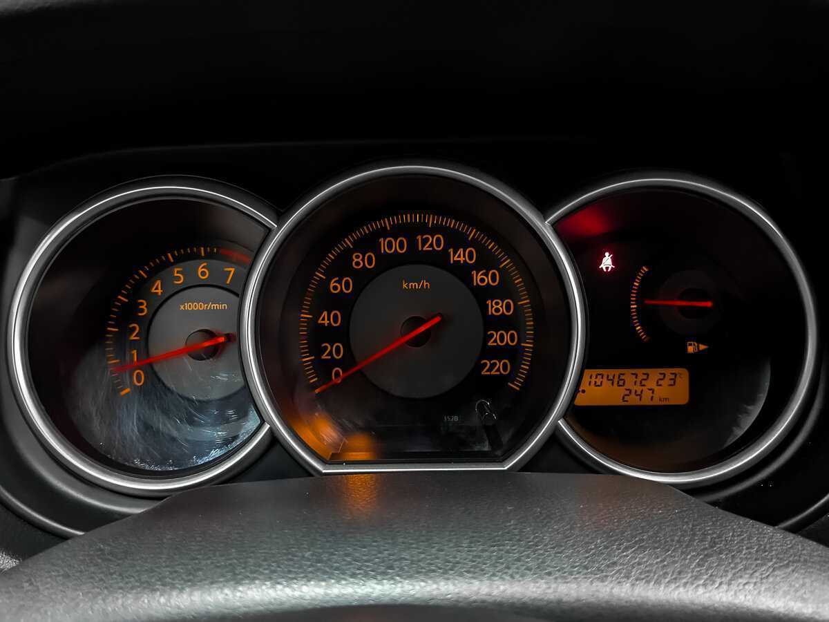 Nissan Tiida с пробегом — 2008 год. Фото: #14