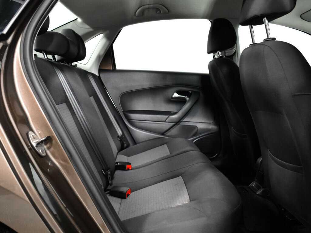 Volkswagen Polo с пробегом — 2015 год. Фото: #9