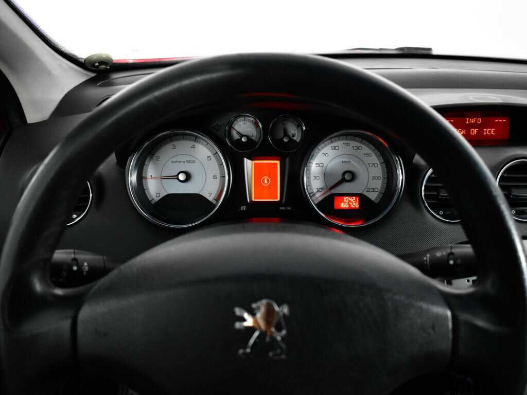 Peugeot 308 с пробегом — 2008 год. Фото: #10