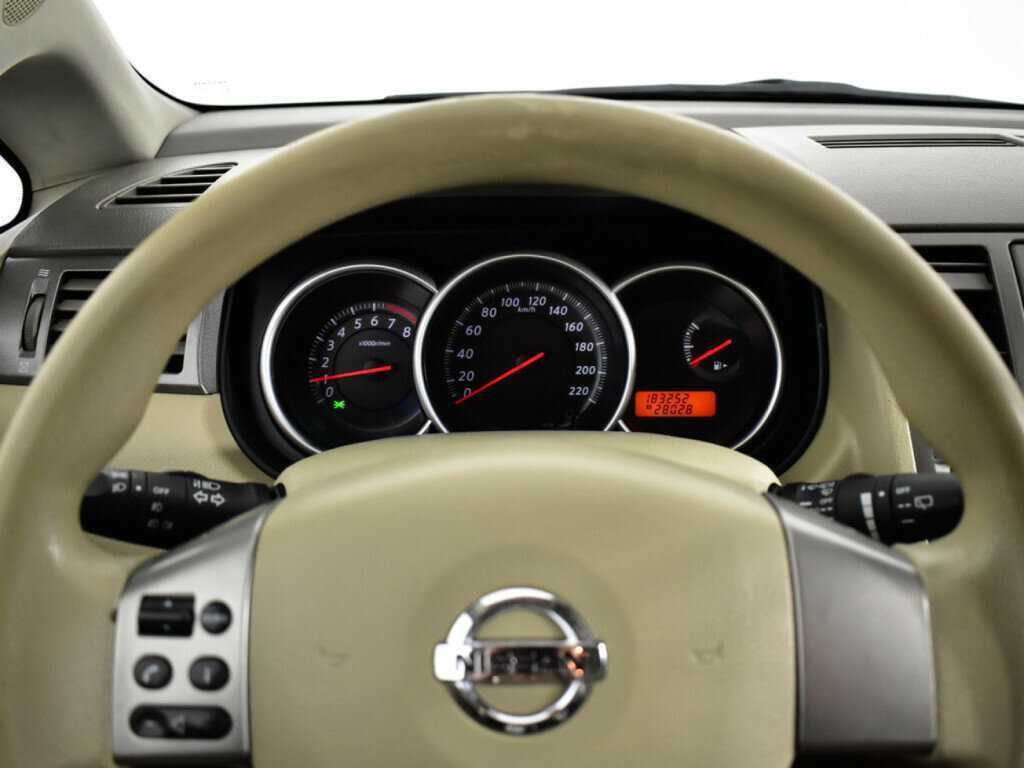 Nissan Tiida с пробегом — 2011 год. Фото: #10