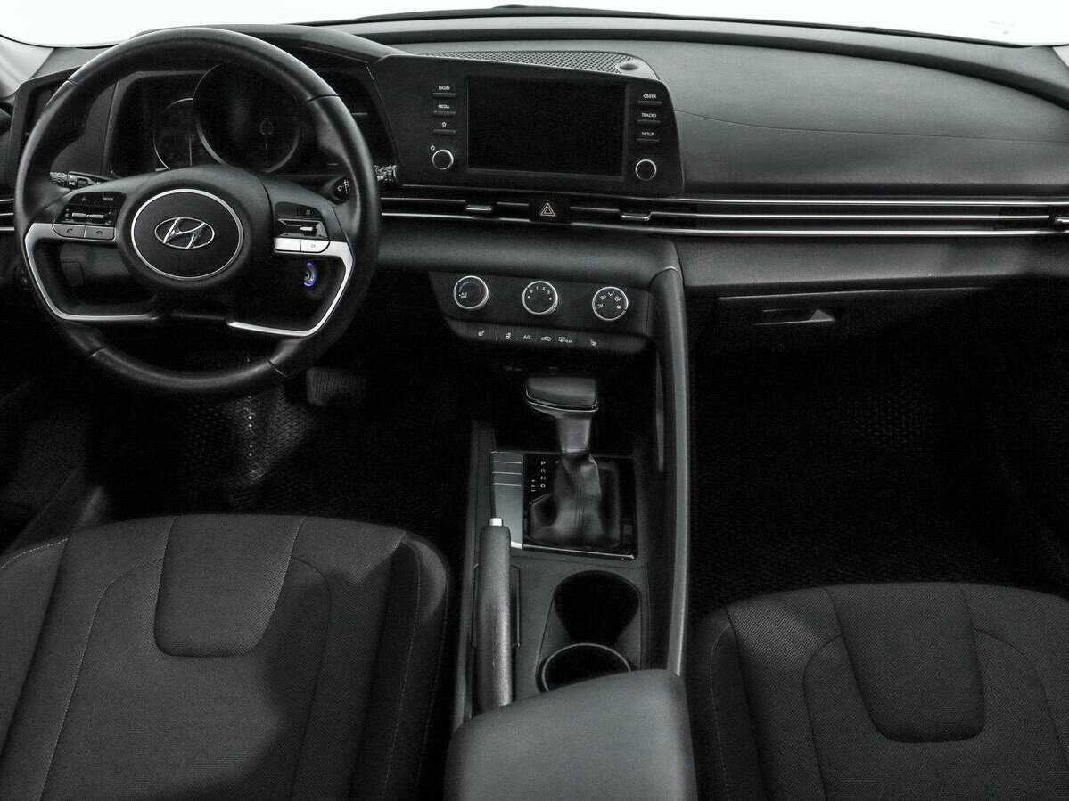 Hyundai Elantra с пробегом — 2021 год. Фото: #11