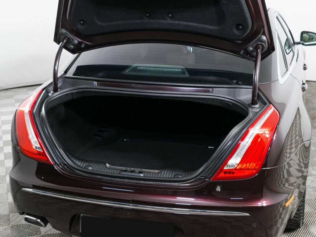 Jaguar XJ с пробегом — 2010 год. Фото: #6