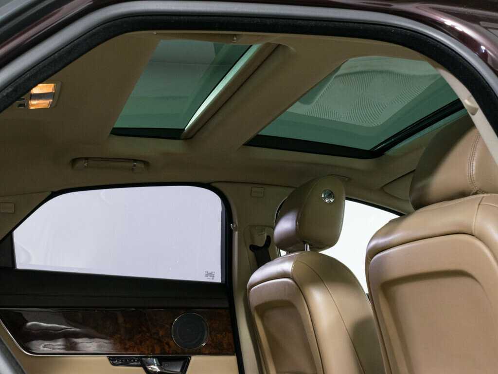 Jaguar XJ с пробегом — 2010 год. Фото: #12