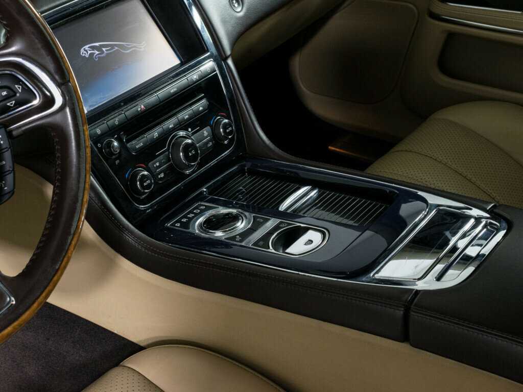 Jaguar XJ с пробегом — 2010 год. Фото: #17