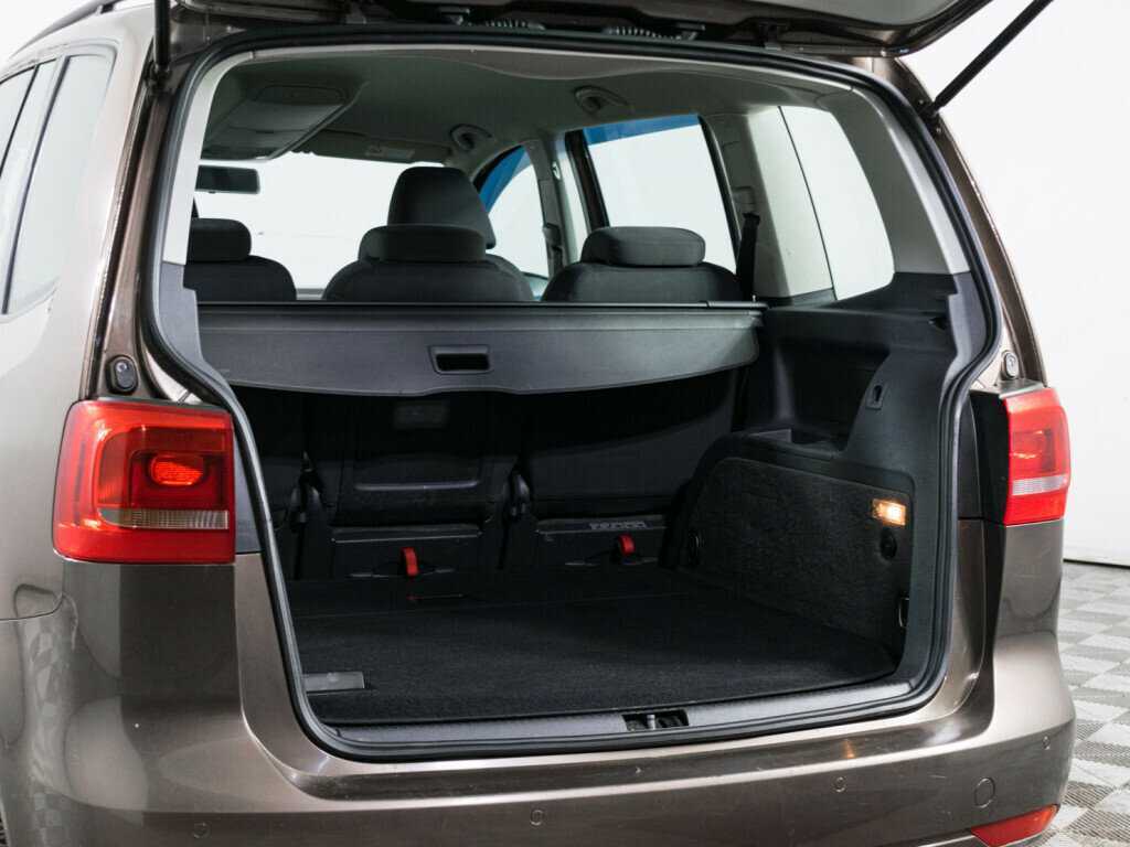 Volkswagen Touran с пробегом — 2011 год. Фото: #6