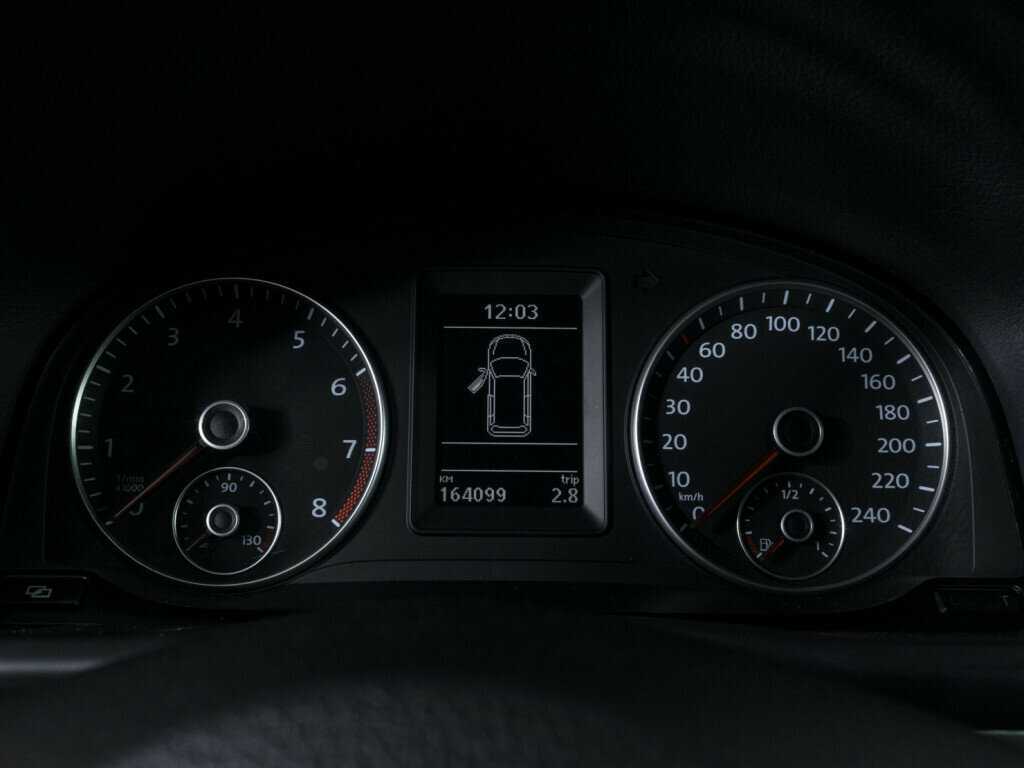 Volkswagen Touran с пробегом — 2011 год. Фото: #10