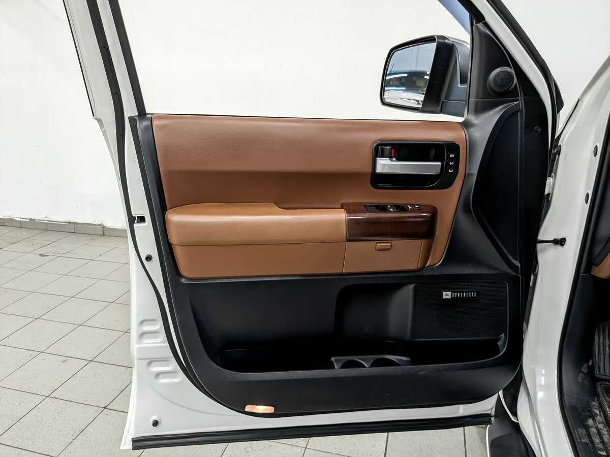 Toyota Sequoia с пробегом — 2013 год. Фото: #18