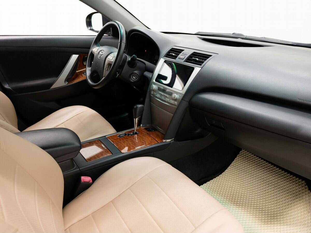 Toyota Camry с пробегом — 2010 год. Фото: #10