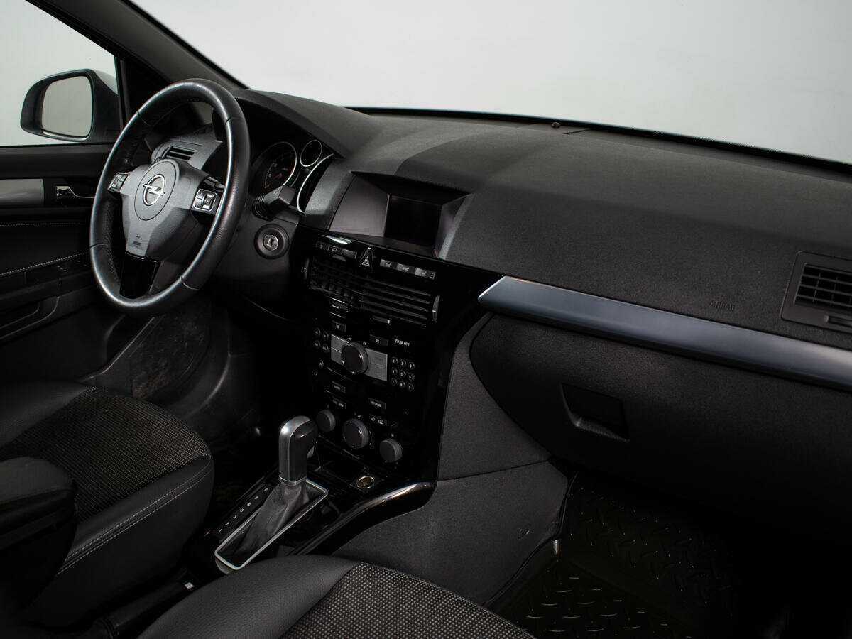 Opel Astra с пробегом — 2011 год. Фото: #3