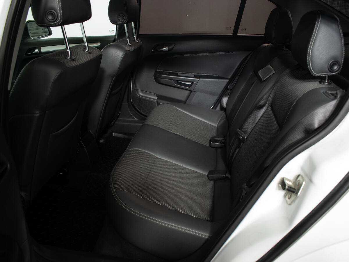 Opel Astra с пробегом — 2011 год. Фото: #4