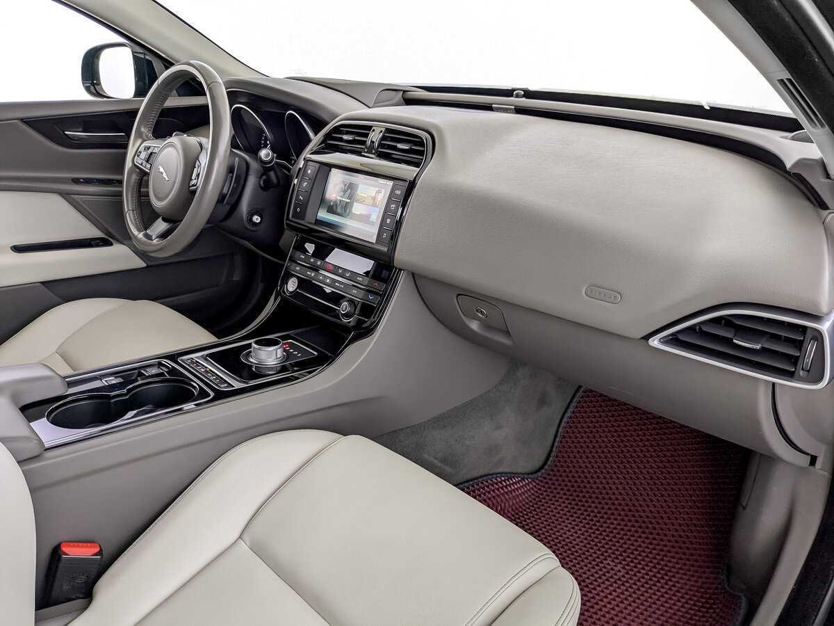 Jaguar XE с пробегом — 2015 год. Фото: #10