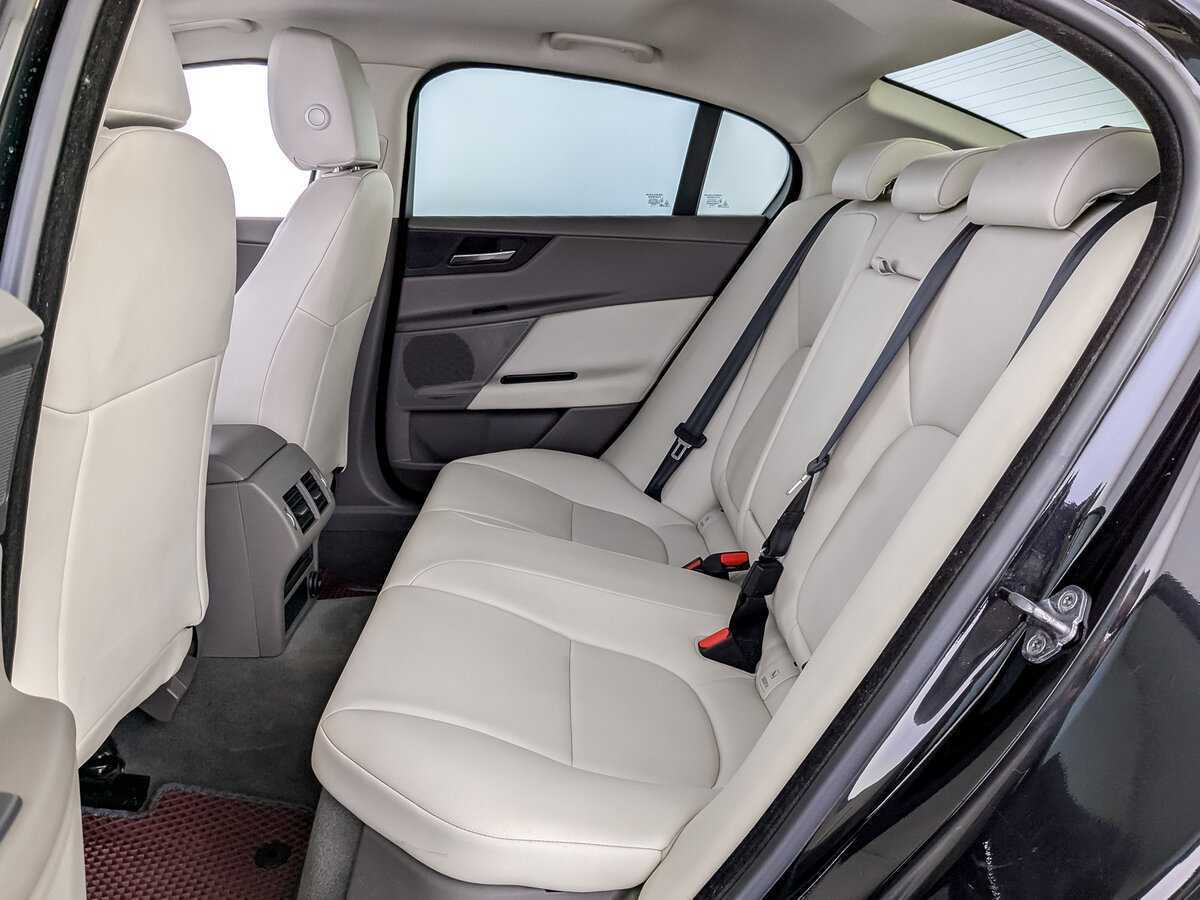 Jaguar XE с пробегом — 2015 год. Фото: #11