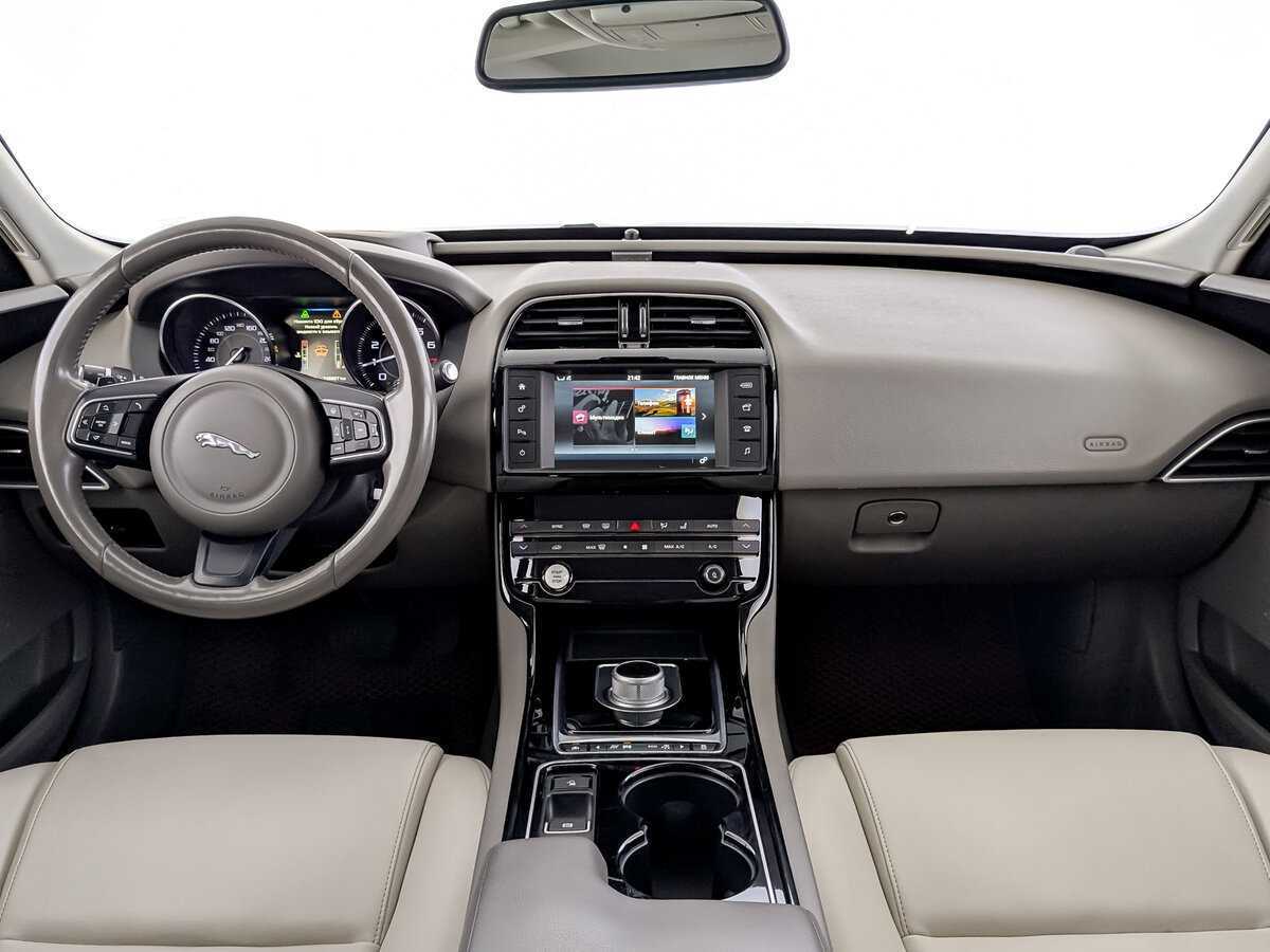 Jaguar XE с пробегом — 2015 год. Фото: #13