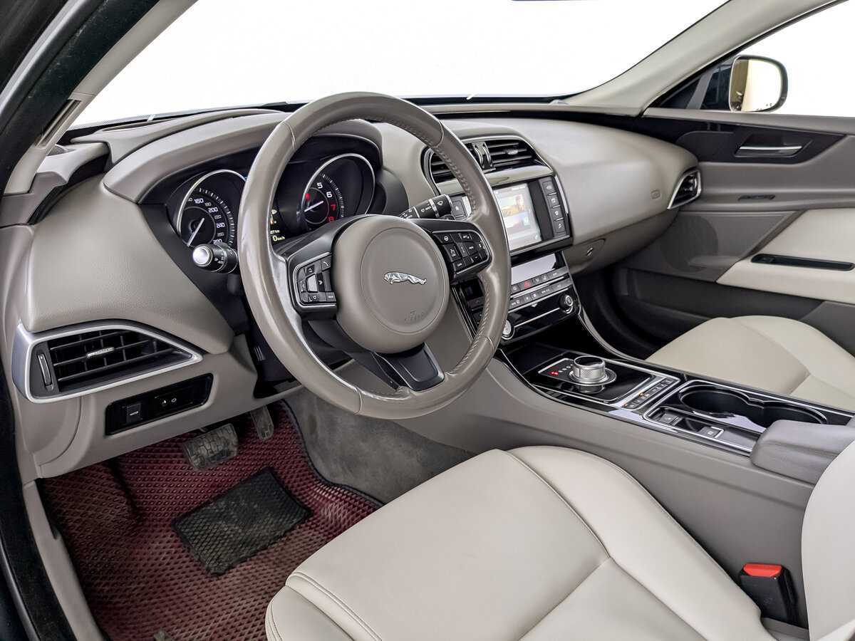 Jaguar XE с пробегом — 2015 год. Фото: #15