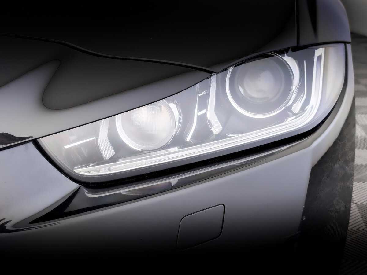 Jaguar XE с пробегом — 2015 год. Фото: #16