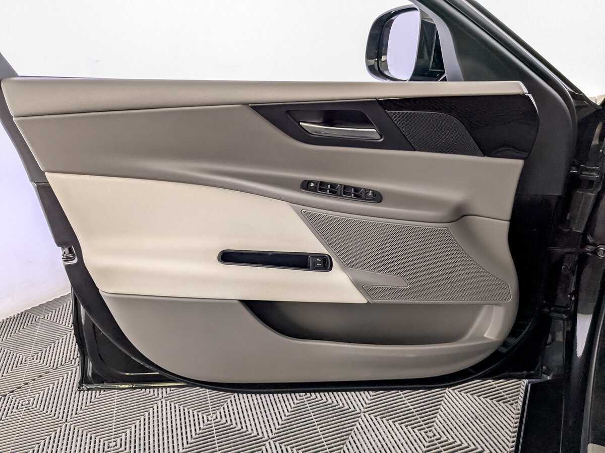 Jaguar XE с пробегом — 2015 год. Фото: #18