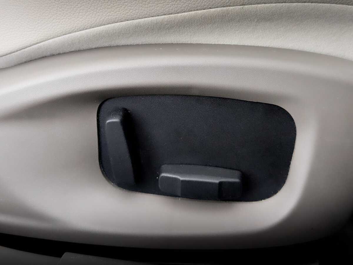 Jaguar XE с пробегом — 2015 год. Фото: #24