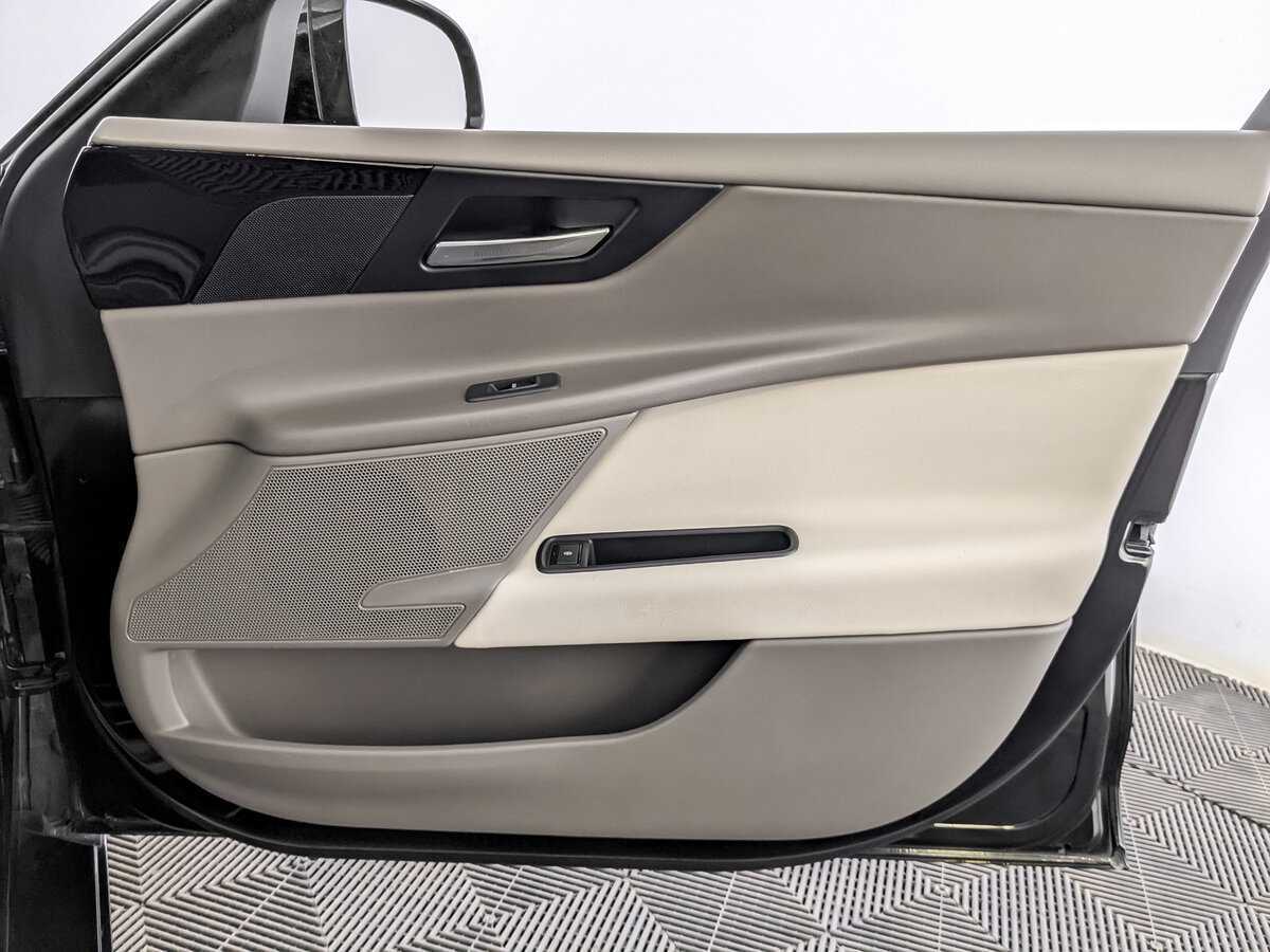 Jaguar XE с пробегом — 2015 год. Фото: #25