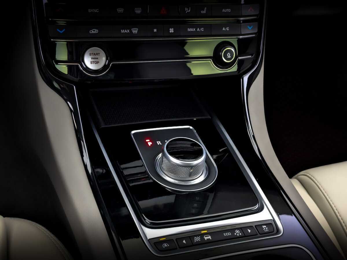 Jaguar XE с пробегом — 2015 год. Фото: #26