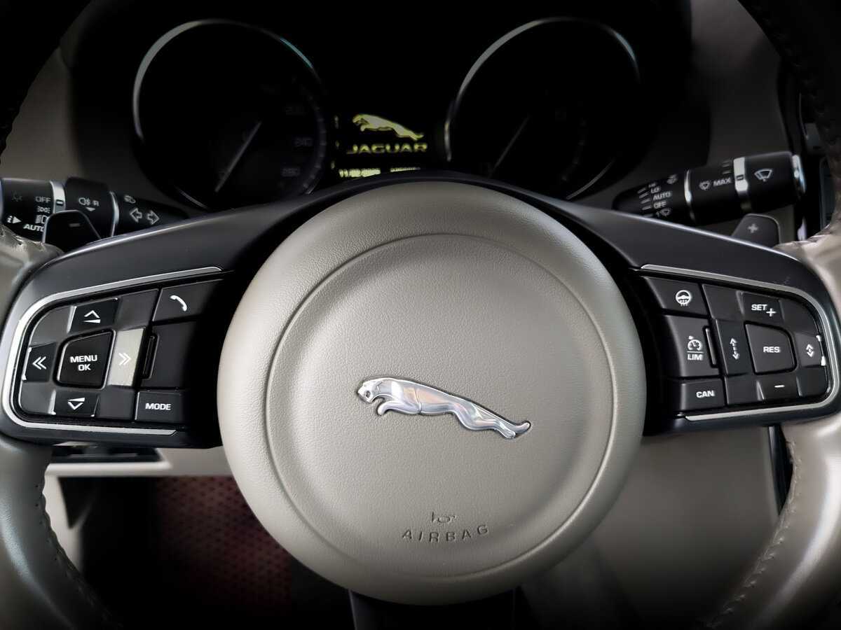 Jaguar XE с пробегом — 2015 год. Фото: #28