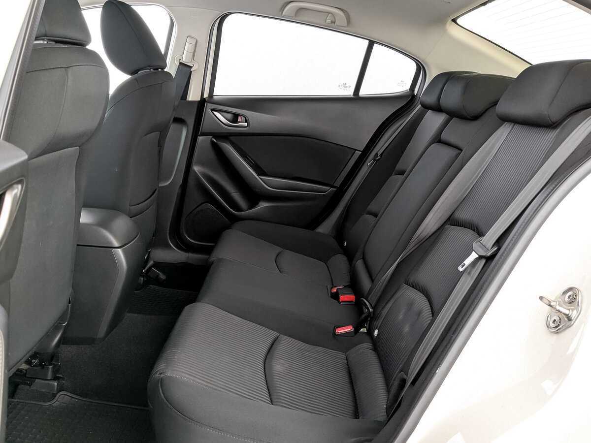 Mazda 3 с пробегом — 2015 год. Фото: #11