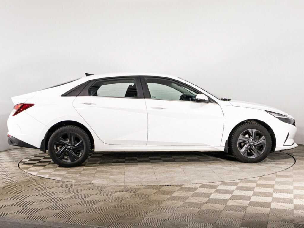 Hyundai Elantra с пробегом — 2021 год. Фото: #3