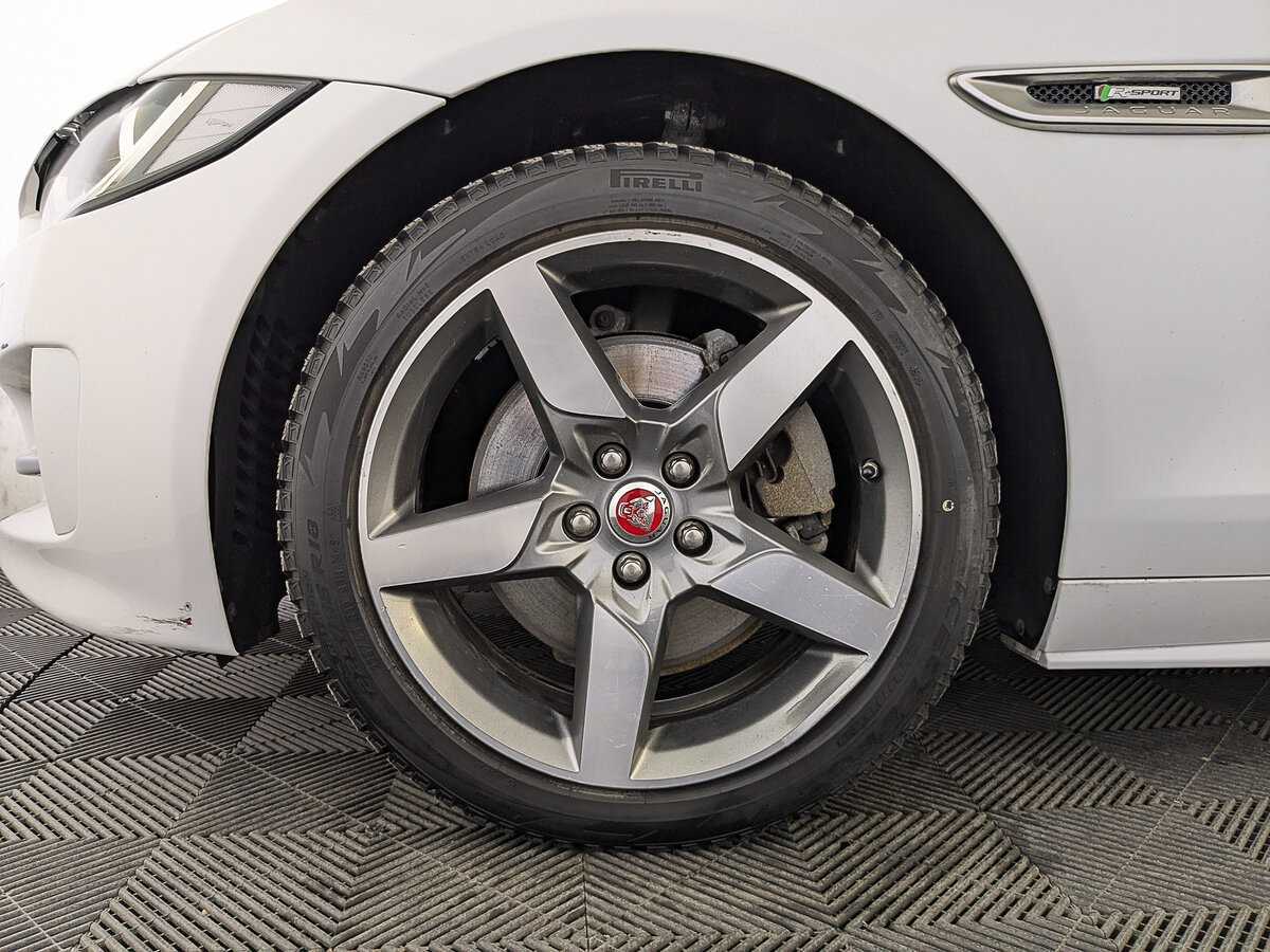 Jaguar XE с пробегом — 2019 год. Фото: #11