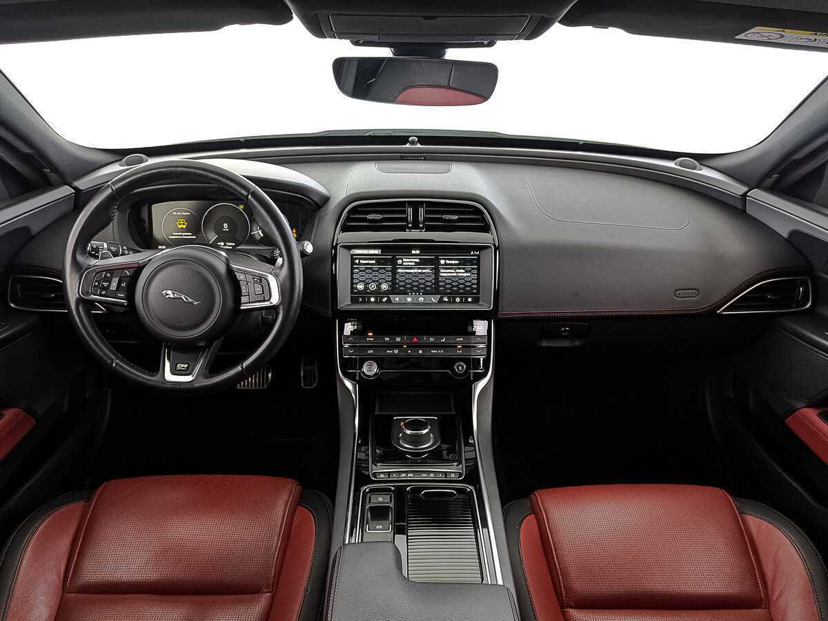 Jaguar XE с пробегом — 2019 год. Фото: #12