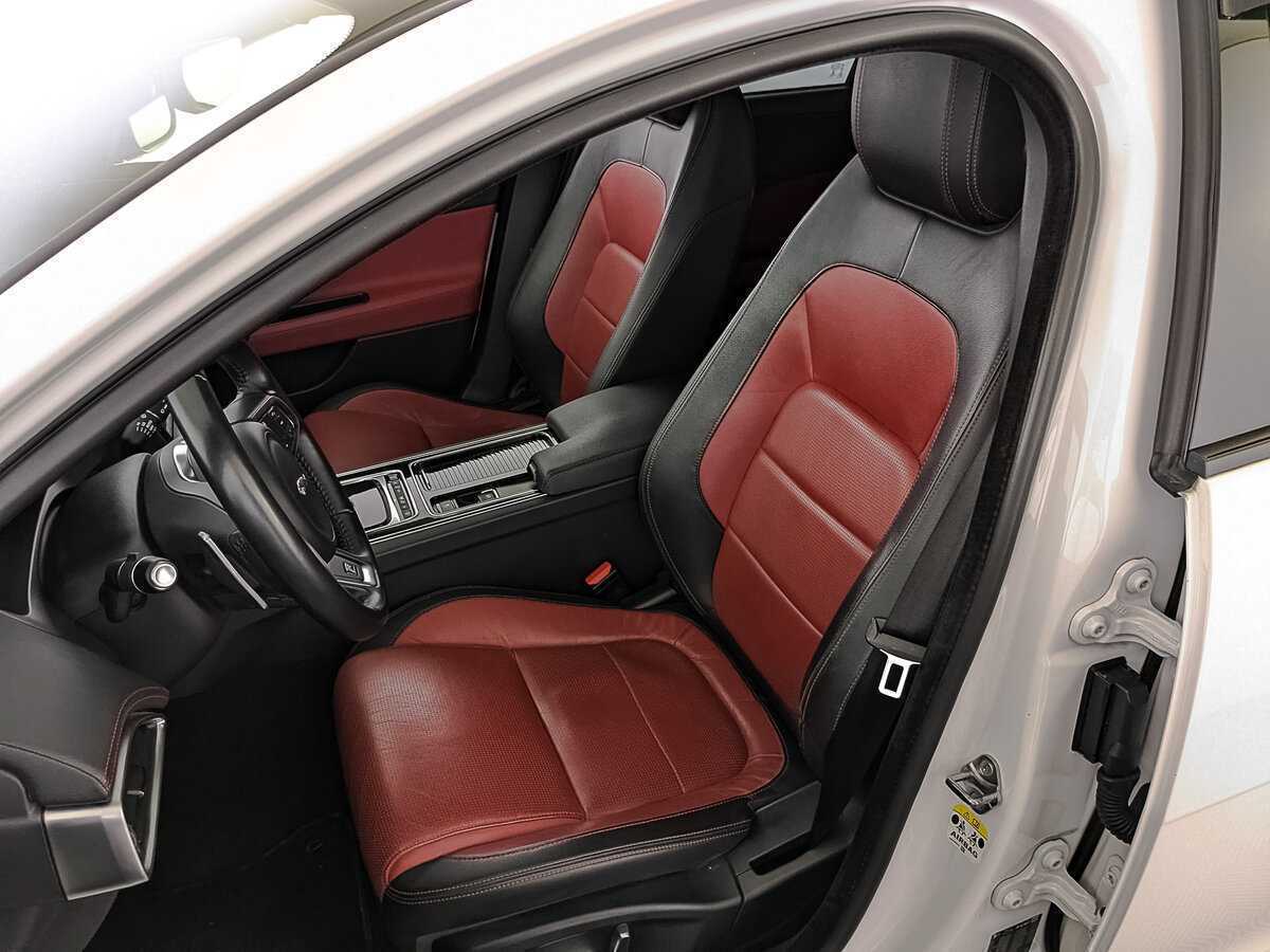 Jaguar XE с пробегом — 2019 год. Фото: #18