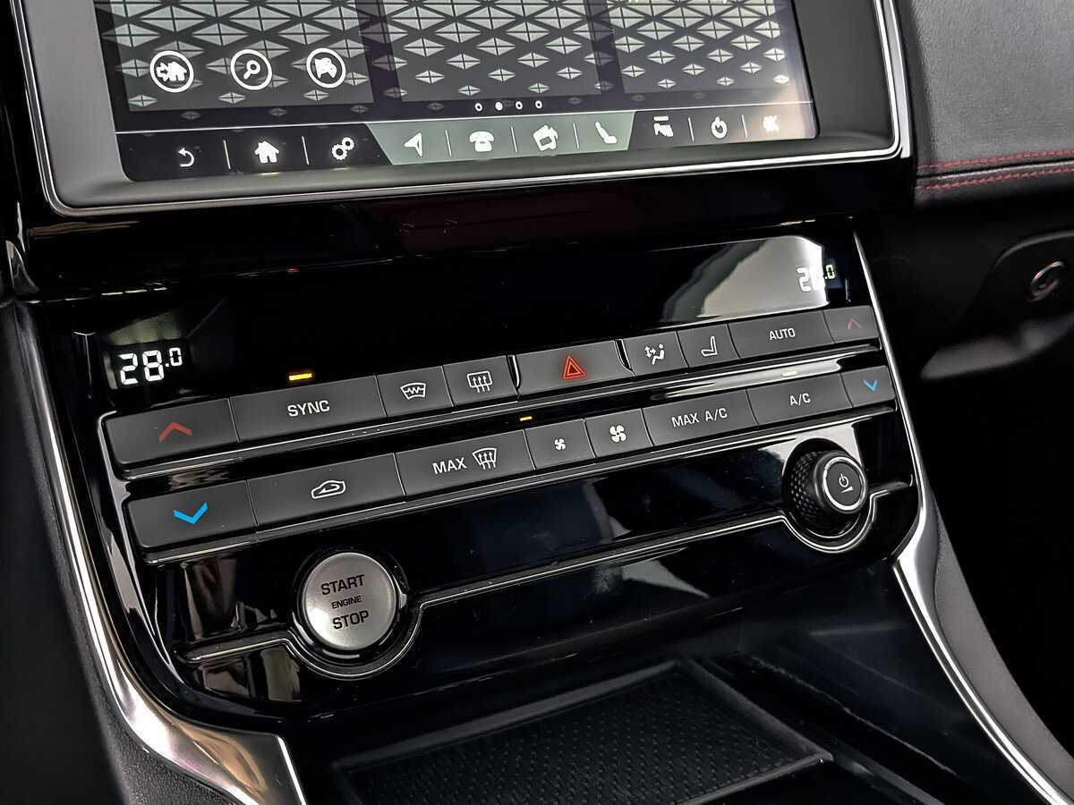 Jaguar XE с пробегом — 2019 год. Фото: #19