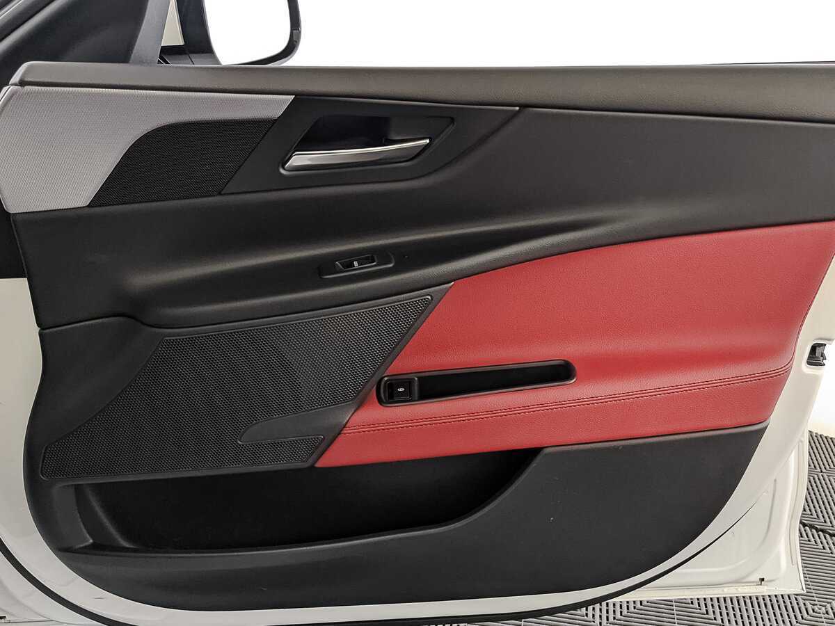Jaguar XE с пробегом — 2019 год. Фото: #23