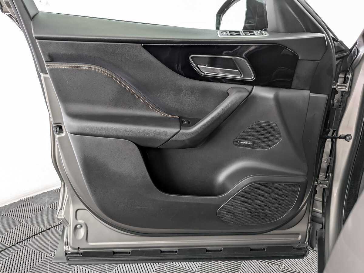 Jaguar F-Pace с пробегом — 2017 год. Фото: #18